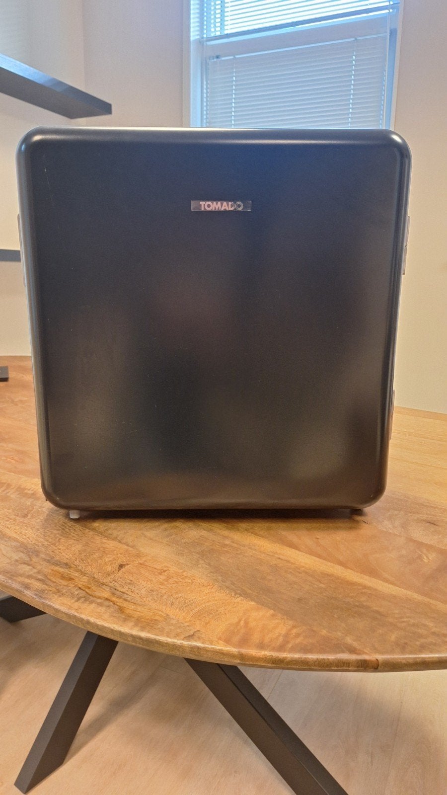 Tomado TRM-5701B Mini Koelkast - Zo goed als nieuw, Witgoed en Apparatuur, Ophalen, Met vriesvak, Minder dan 45 cm, Minder dan 85 cm