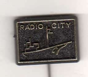 Speldje RADIO CITY ZENDSCHIP ZEEZENDER (A4), Ophalen of Verzenden, Gebruikt, Overige onderwerpen