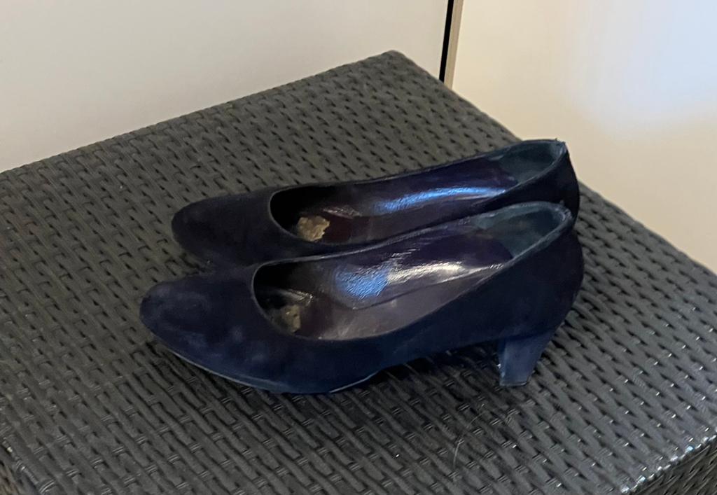 Dames pump donkerblauw suède maat 42, Schoenen met lage hakken, Blauw, Ophalen of Verzenden, Gedragen