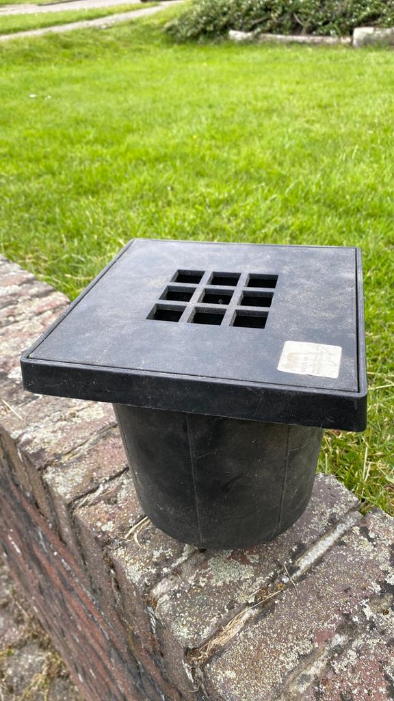 Zwarte kunststof afvoerput/drainageput met rooster, Ophalen, Nieuw