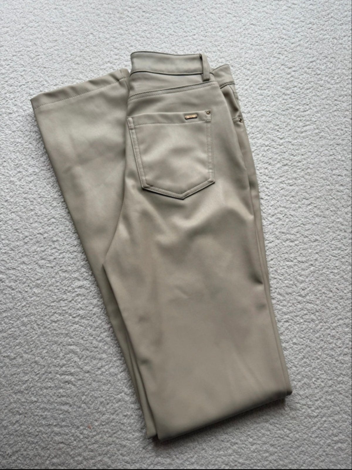 Beige faux leren broek Zara nieuw met kaartjes XS 34, Ophalen of Verzenden, Nieuw, Maat 34 (XS) of kleiner, Beige