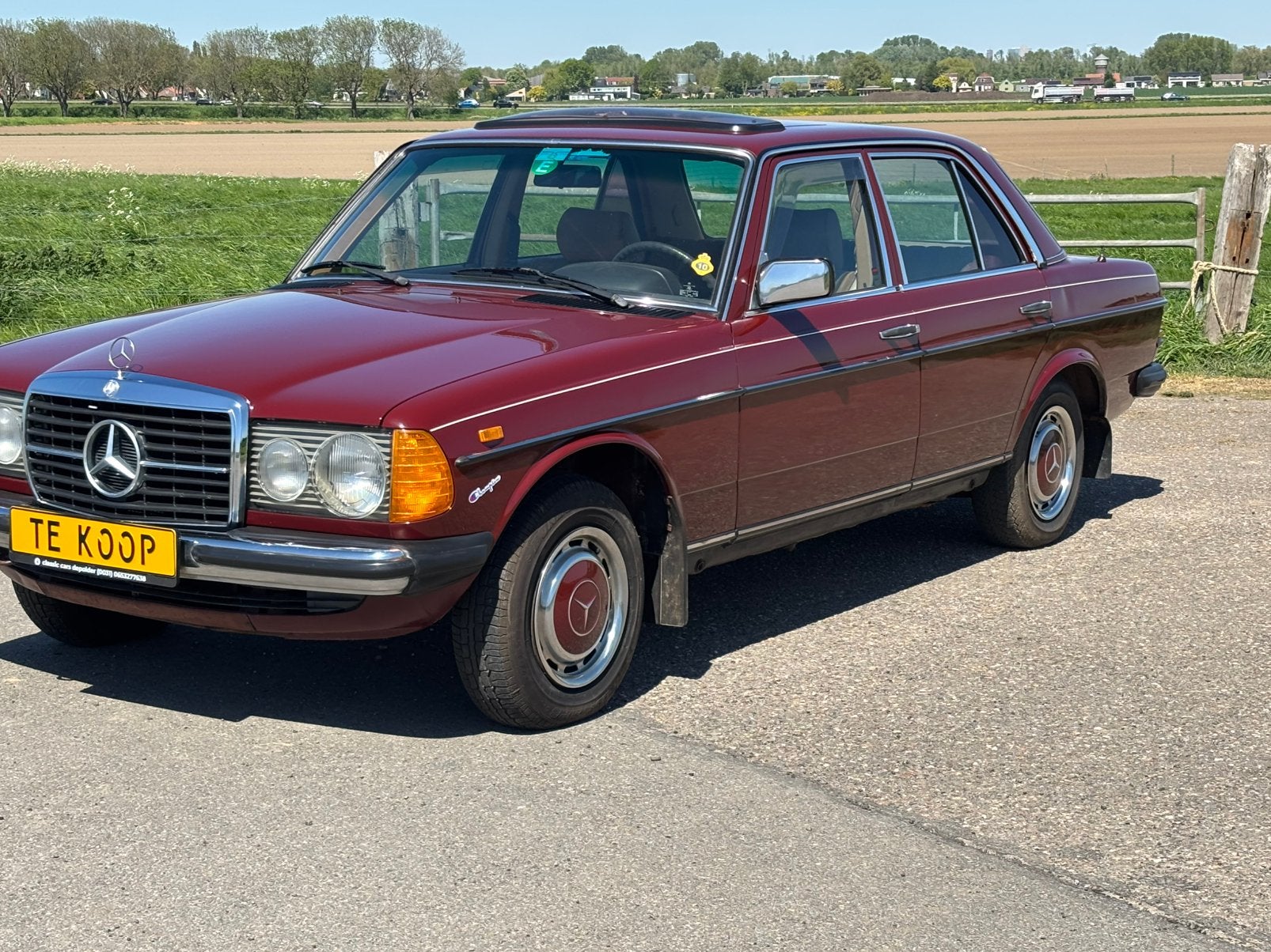 mercedes 240 diesel, Auto's, Oldtimers, Bedrijf, Mercedes-Benz, Diesel, Sedan, Handgeschakeld, Rood, Beige, Stof, Achterwielaandrijving