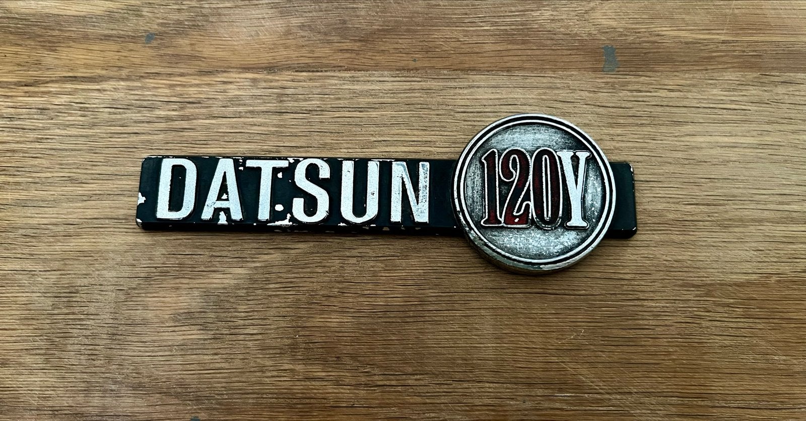 Datsun 120Y embleem - Origineel en gebruikt, Ophalen of Verzenden, Gebruikt, Oldtimer onderdelen