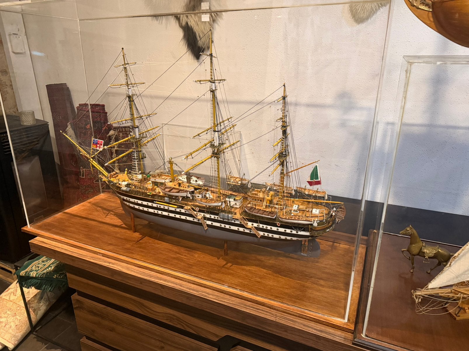 Grote mooie driemaster in vitrinekast Akerica vispucci, Ophalen of Verzenden, Zo goed als nieuw