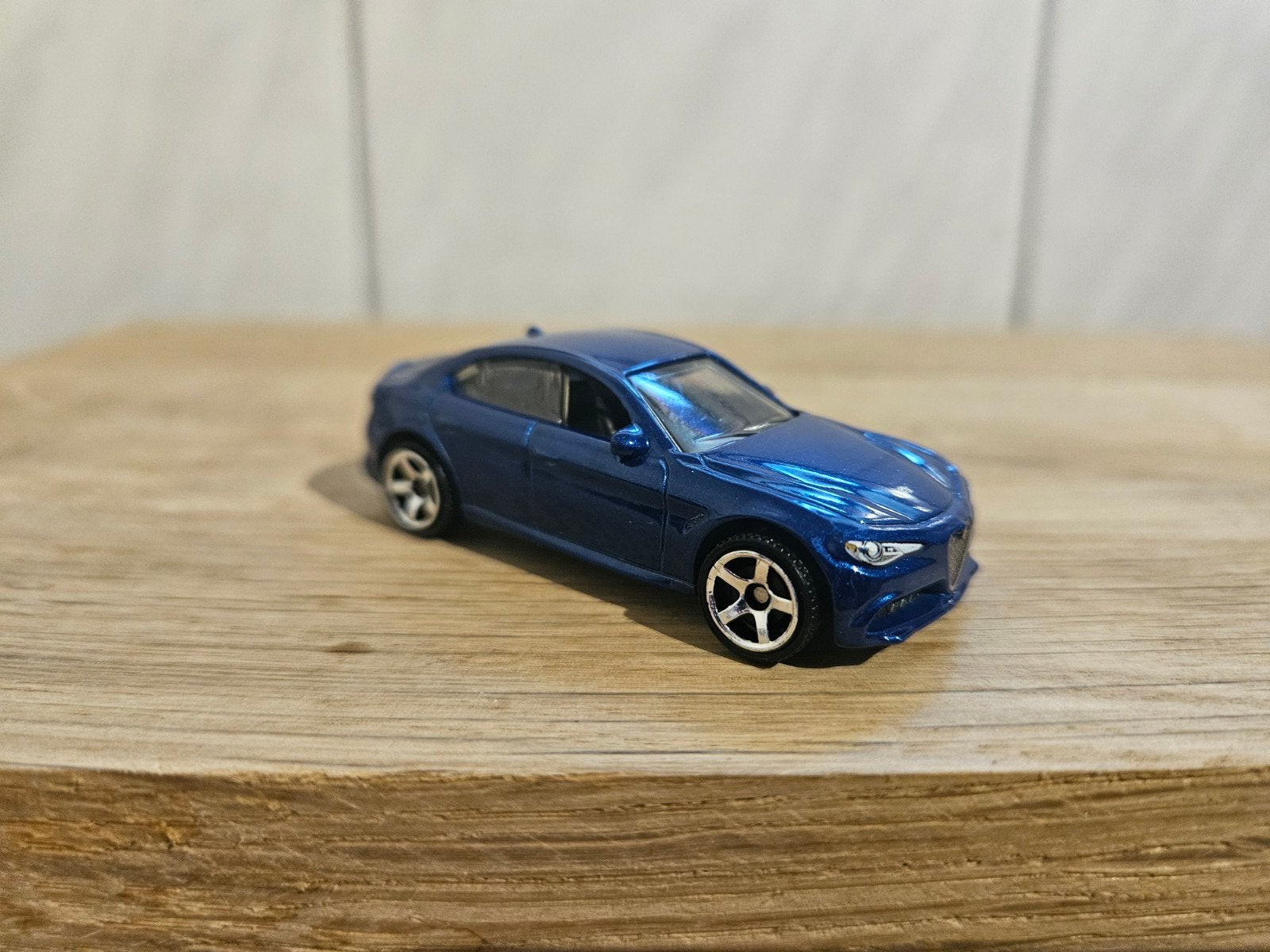 Matchbox 2016 Alfa Romeo Giulia  Blauw, Hobby en Vrije tijd, Modelauto's | Overige schalen, Ophalen of Verzenden, Auto