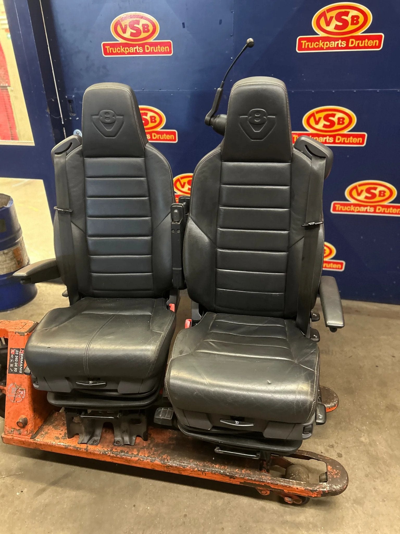 Scania luxe V8 lederen stoelen set R | next gen, Gebruikt, Scania, Interieur en Bekleding