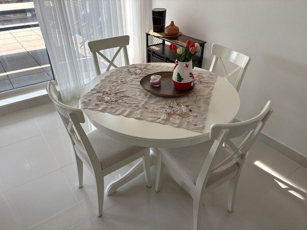 IKEA uitschuifbare ronde eettafel + 4 gestoffeerde stoelen, Huis en Inrichting, Tafels | Eettafels, Gebruikt, 100 tot 150 cm, 100 tot 150 cm