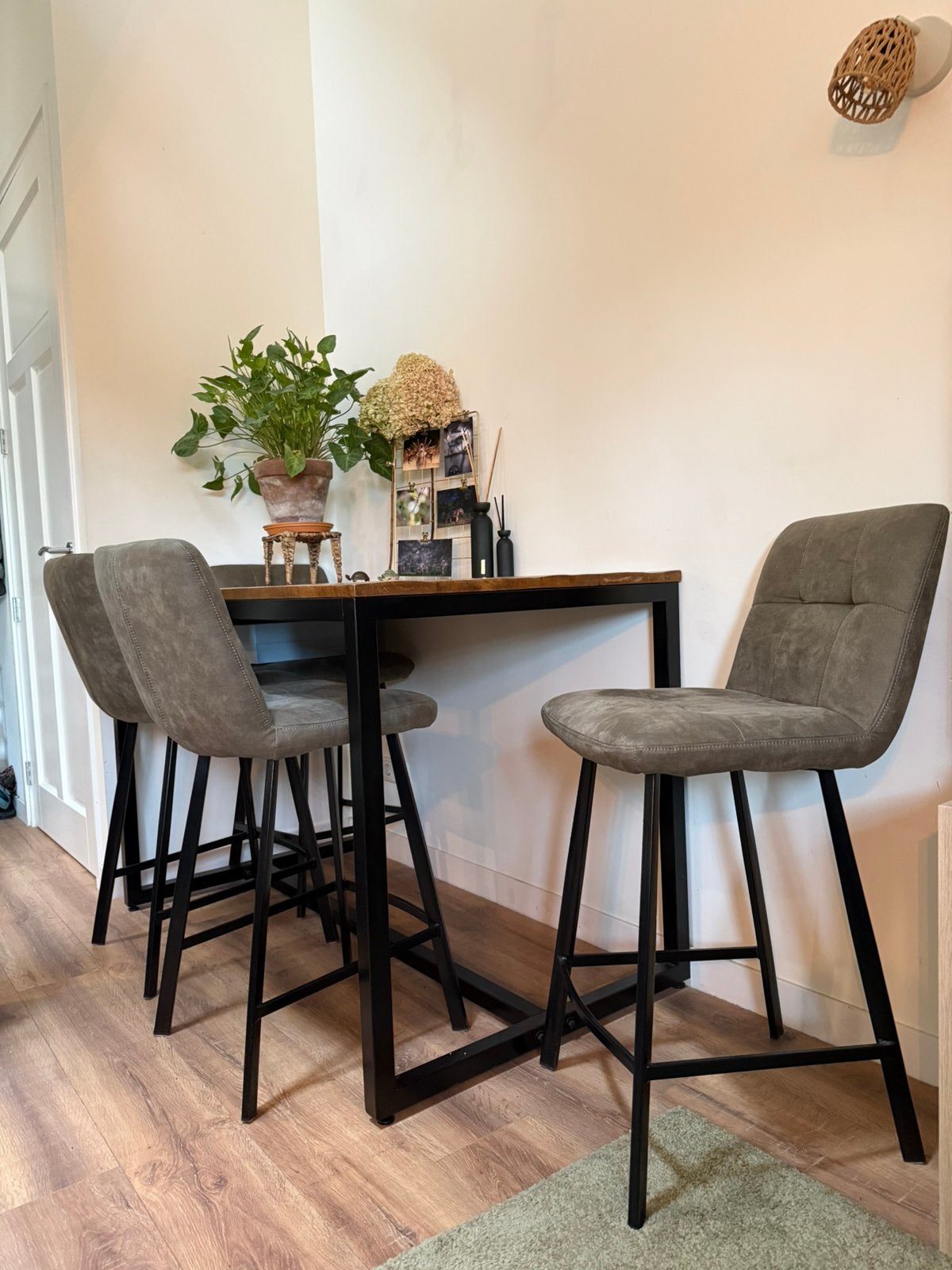 Hoge mangohouten eettafel met 4 hoge barkruk stoelen, Huis en Inrichting, Ophalen, 100 tot 150 cm, 50 tot 100 cm, Zo goed als nieuw
