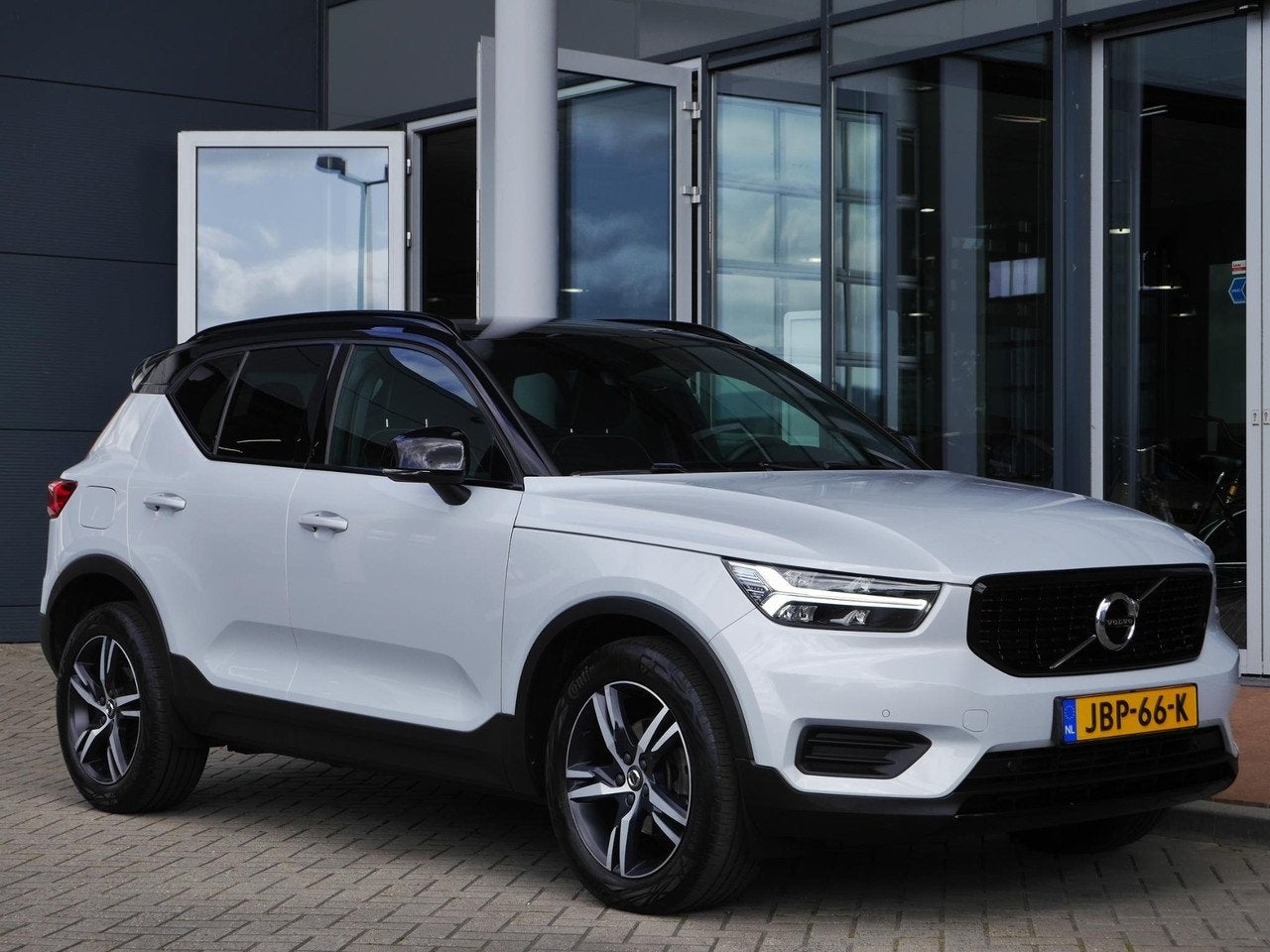 Volvo XC40 1.5 T3 Momentum Business | Zwart dak | Navigatie, Auto's, Gebruikt, 163 pk, 14 km/l, Bedrijf