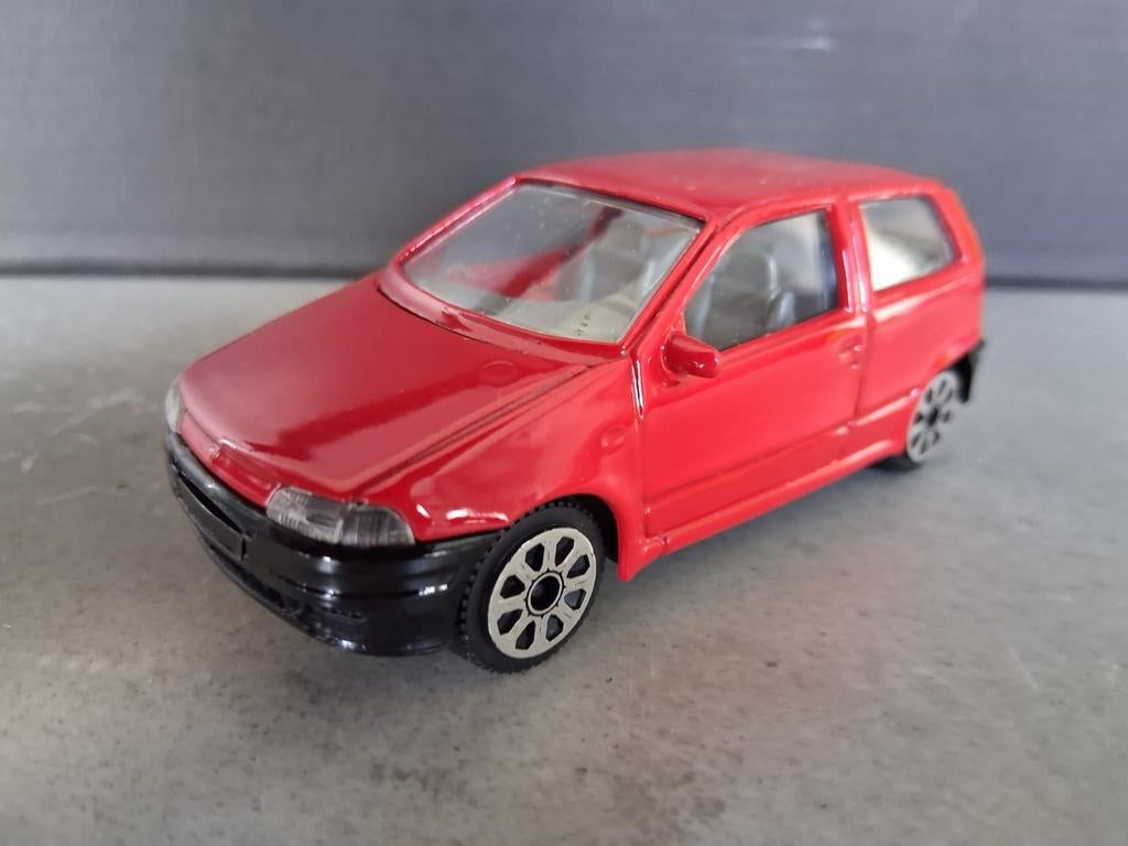 Rode Fiat Punto modelauto - Zo goed als nieuw, Hobby en Vrije tijd, Modelauto's | 1:43, Ophalen of Verzenden, Zo goed als nieuw