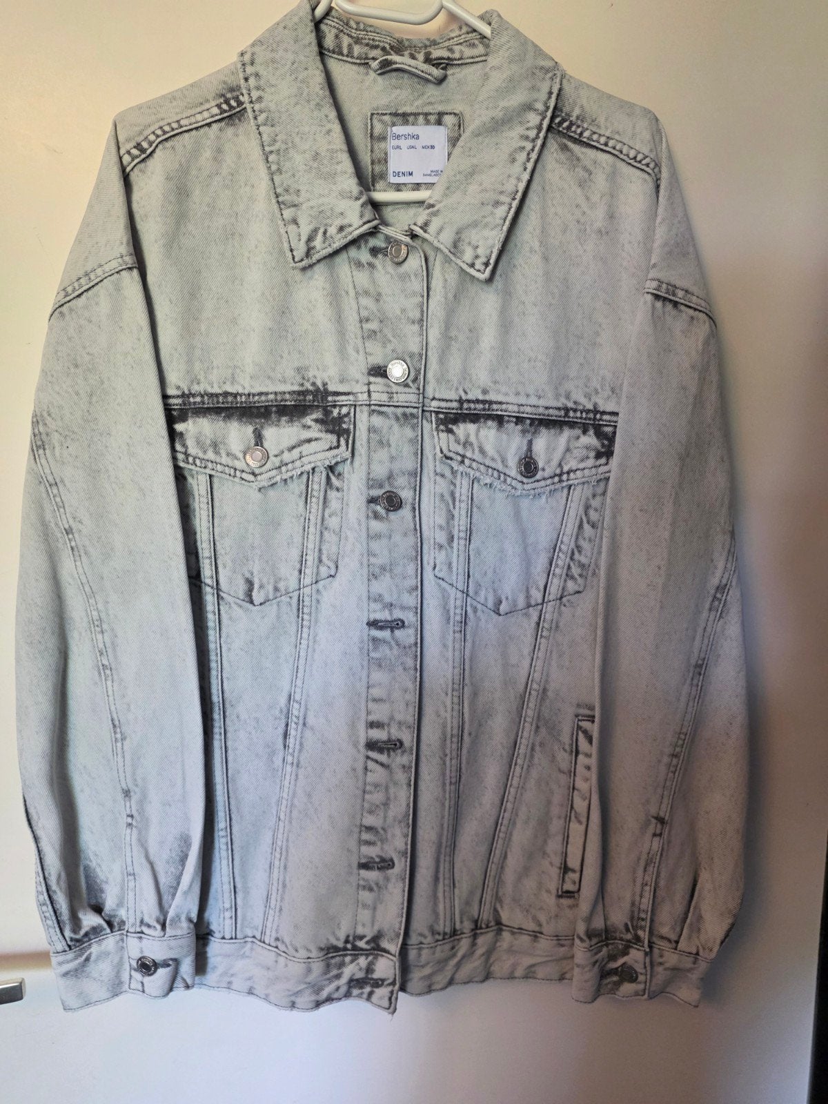 Bershka lange spijkerjas lichtgrijs stonewashed, Maat 42/44 (L), Nieuw, Grijs, Bershka