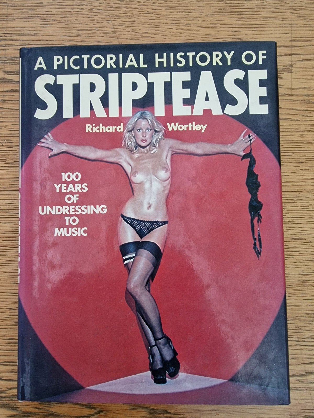 A Pictorial History of Striptease - Richard Wortley, Boeken, Ophalen of Verzenden, Gelezen, Richard Wortley