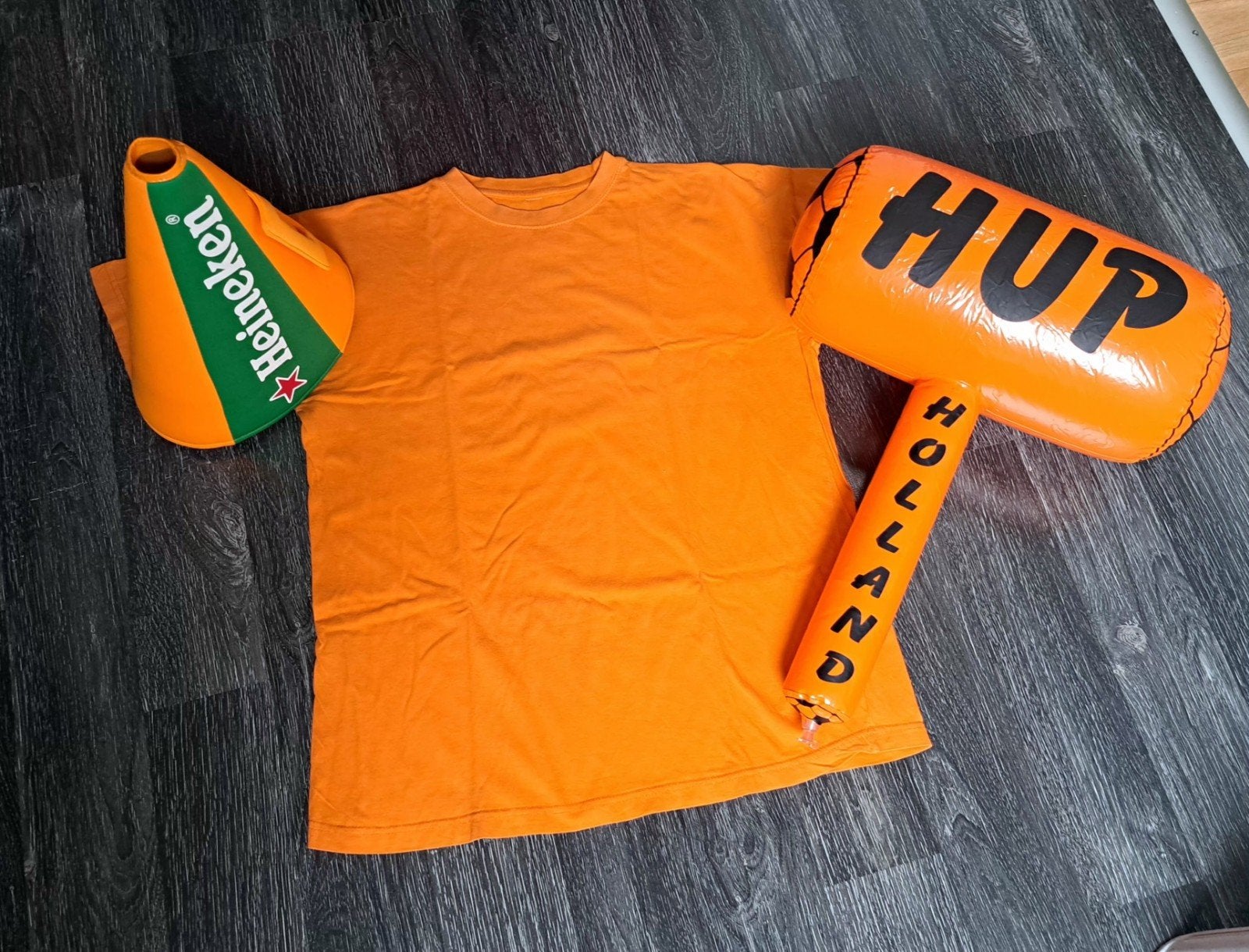 WK Set: Oranje T-shirt, Heineken toeter en Hup Holland Hamer, Ophalen of Verzenden, Oranje of Koningsdag