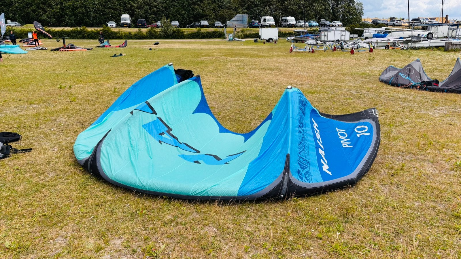 Naish Pivot 2021 S25 10m blauw, Watersport en Boten, Kitesurfen, 10 m², Geen board, Ophalen of Verzenden, Zo goed als nieuw