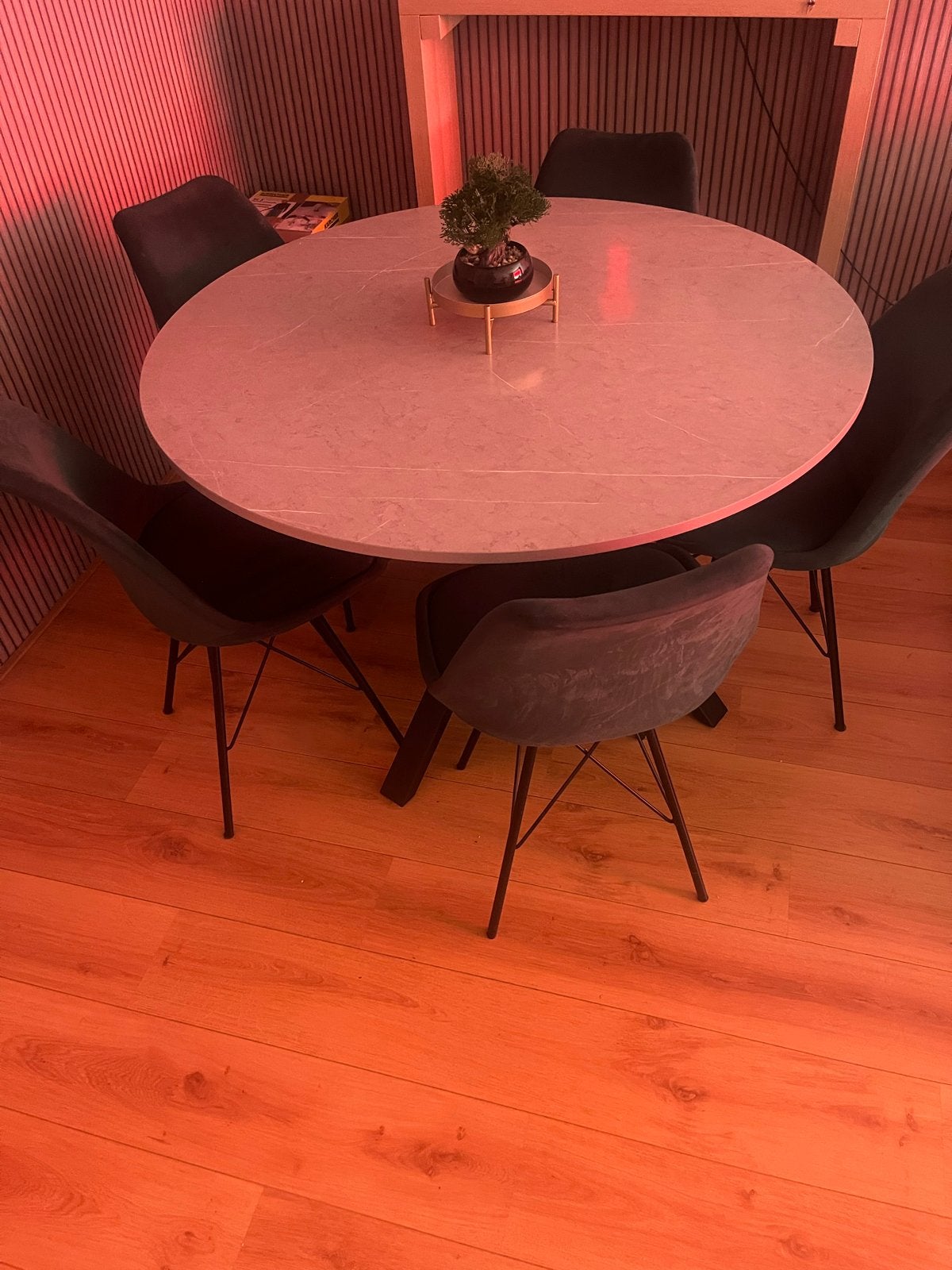 KOOPJE !! Moderne ronde eettafel met 5 stoelen, Huis en Inrichting, Tafels | Eettafels, Zo goed als nieuw, 100 tot 150 cm, Vijf personen of meer