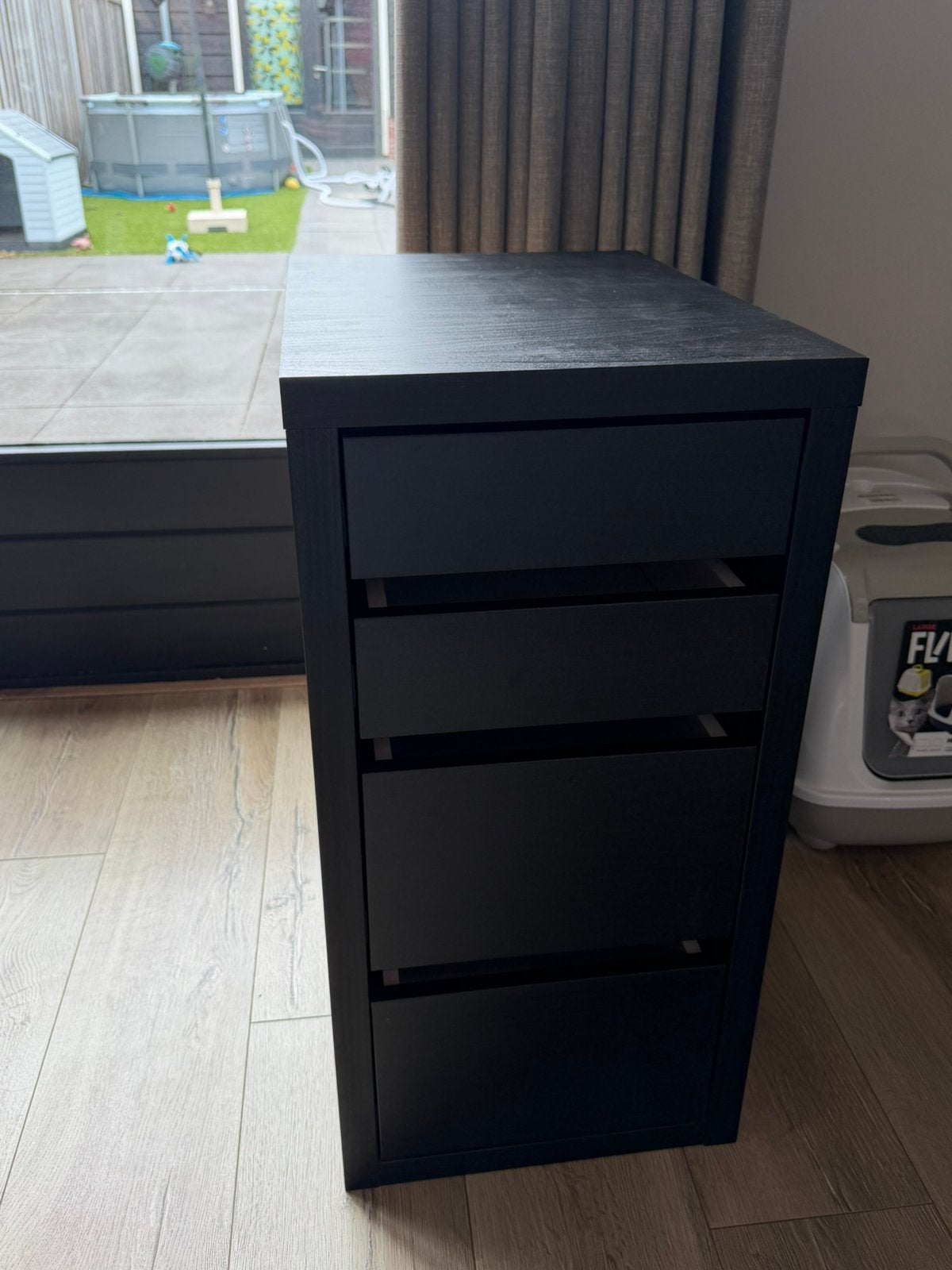 Zwart kastje, Ophalen, Minder dan 50 cm, Zo goed als nieuw, 3 of 4 laden