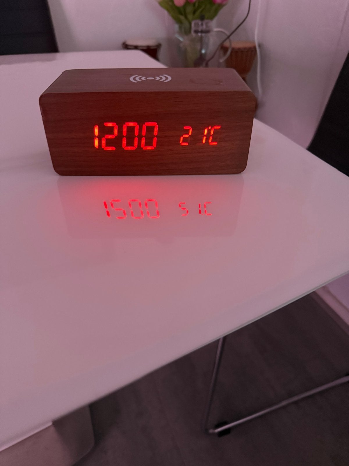 Digitale Wekker met Draadloos Opladen en Temperatuurweergave, Bruin, Ophalen of Verzenden, Zo goed als nieuw, Digitaal