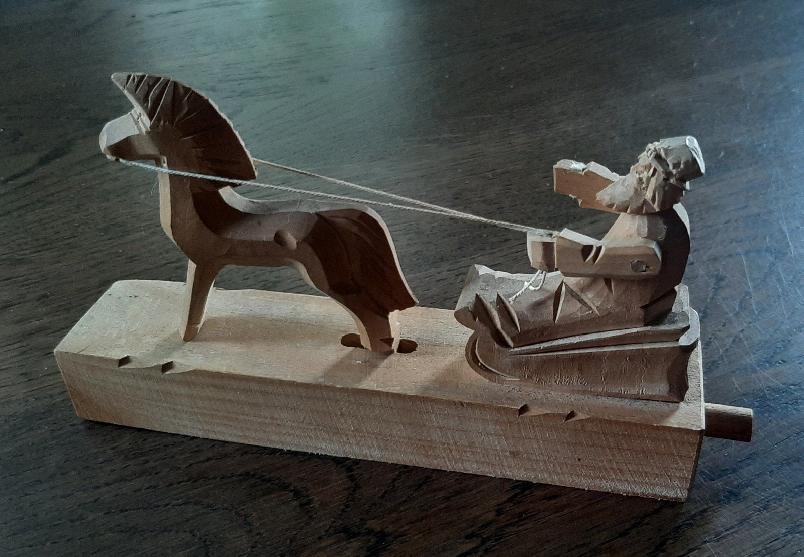 Russisch houtsnijwerk paard met bemande slee, Antiek en Kunst, Curiosa en Brocante, Ophalen of Verzenden