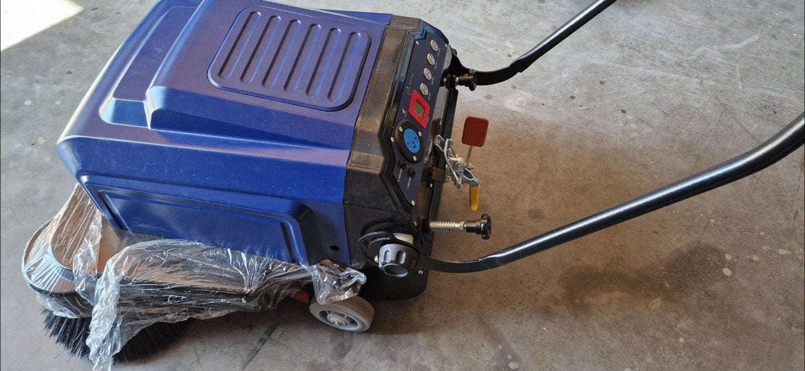 nieuwe veegmachine op accu ook sproeiinstalatie er op., Ophalen, Nieuw