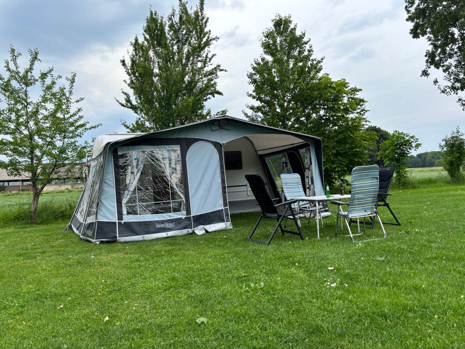Zeer nette Wilk 450 HTD S4 caravan (2008) – instapklaar, Caravans en Kamperen, Caravans, Particulier, Wilk, Luifel, Tot en met 4