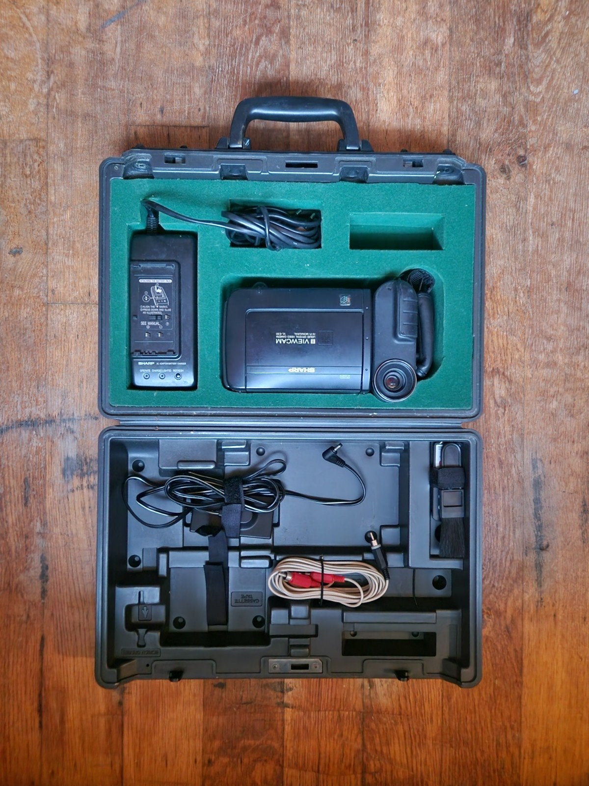 Sharp Hi8 camera in koffer, Ophalen, Mini dv, Overige merken, 20x of meer