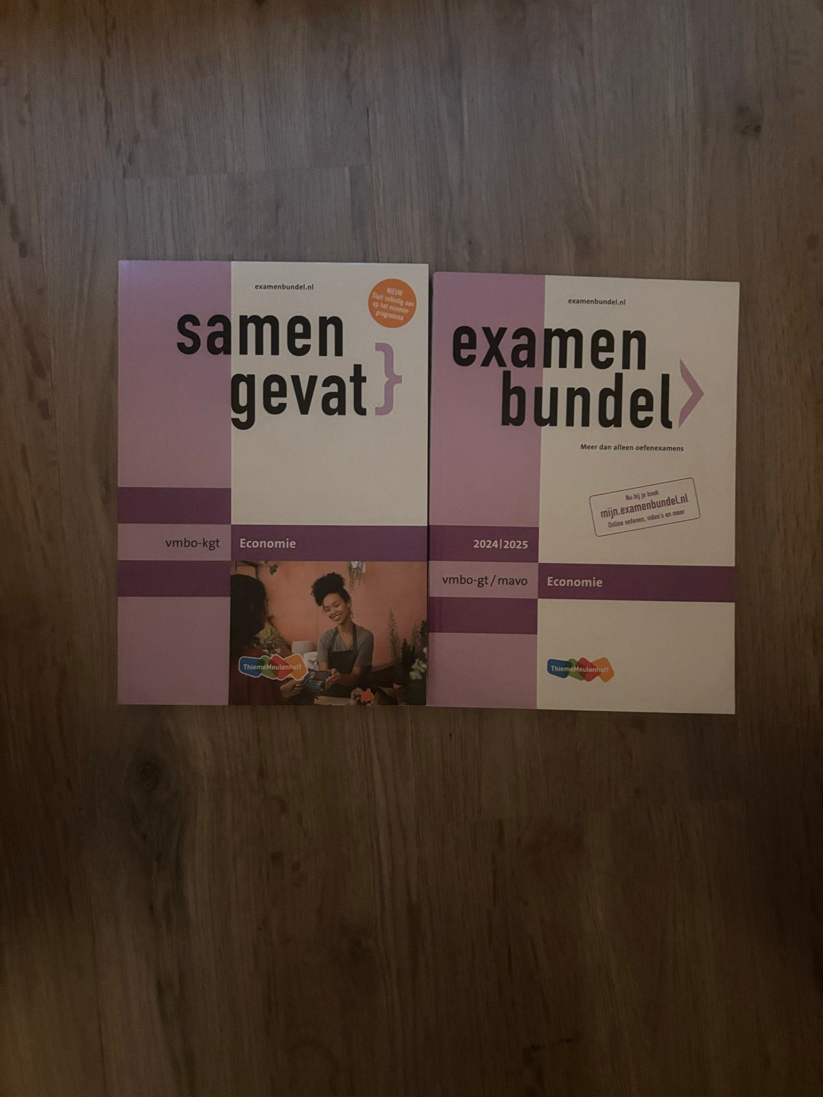 Examenbundel Economie VMBO-KGT 2024/2025 (Samengevat + Opgav, Ophalen of Verzenden, Zo goed als nieuw, VMBO, Economie