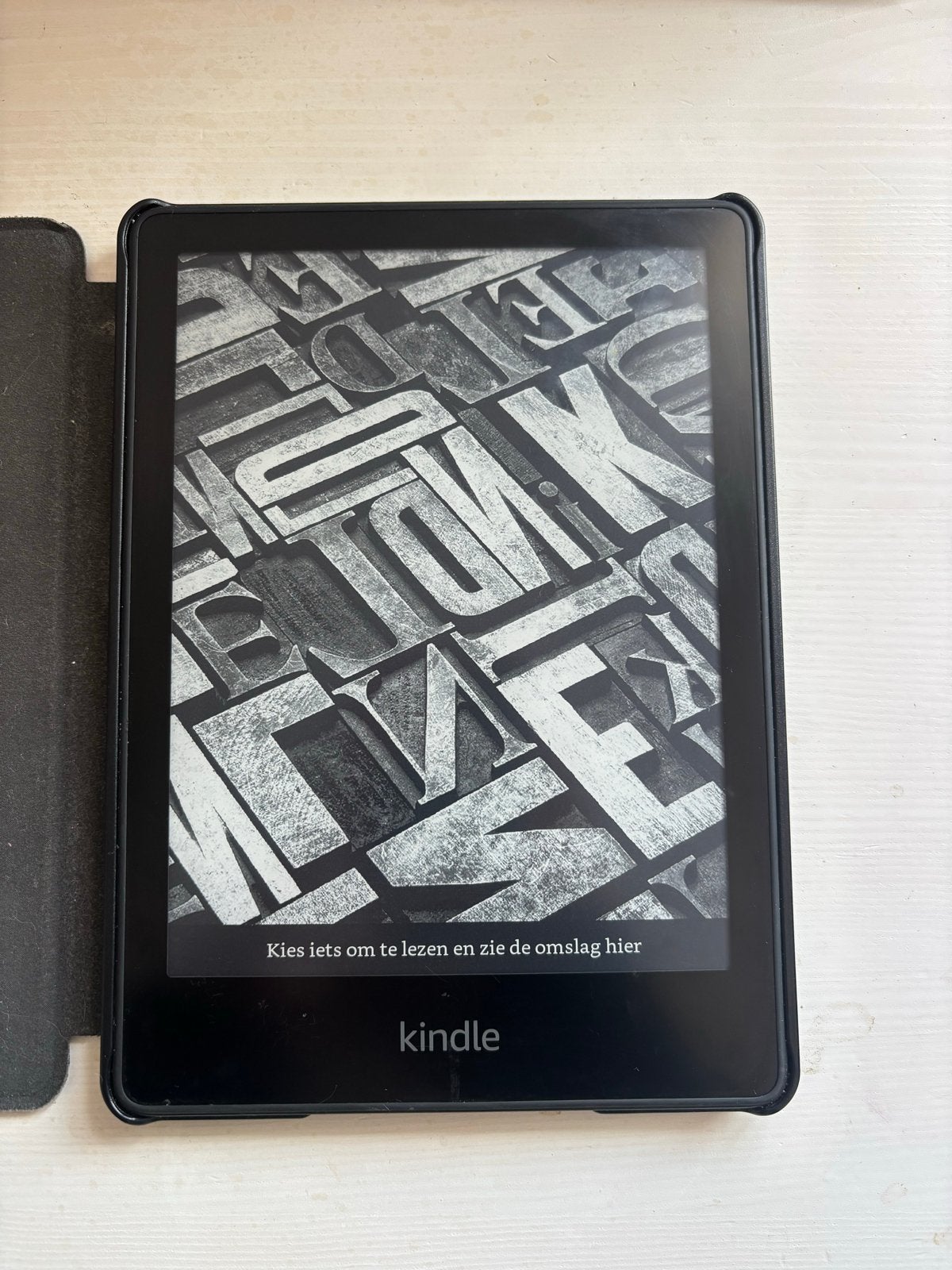 Kindle Paperwhite (11e generatie) met hoesje, Ophalen of Verzenden, Zo goed als nieuw, 16 GB of meer, Touchscreen