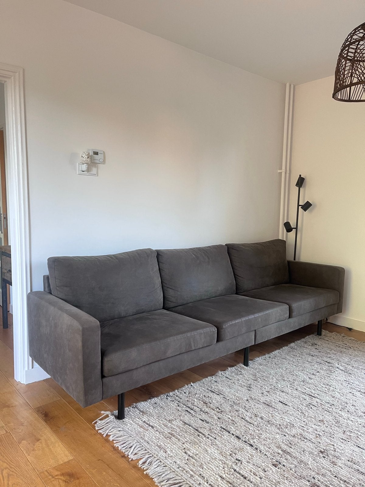 Leen Bakker Collin 4-zits bank antraciet lederlook, Ophalen, 250 tot 300 cm, Gebruikt, 75 tot 100 cm