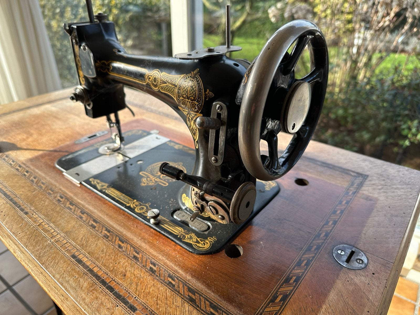 Antieke Stoewer Naaimachine met Houten Tafel, kap en Pedaal, Ophalen
