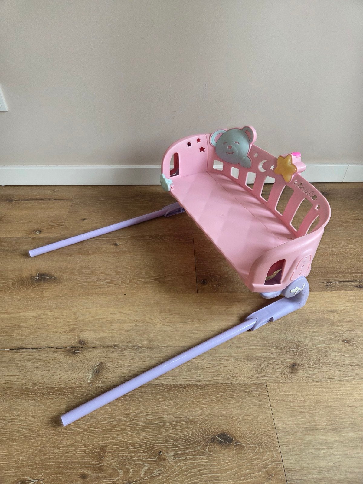 Nenuco poppenwiegje - roze wieg voor babypoppen, Kinderen en Baby's, Speelgoed | Poppen, Ophalen, Gebruikt, Babypop