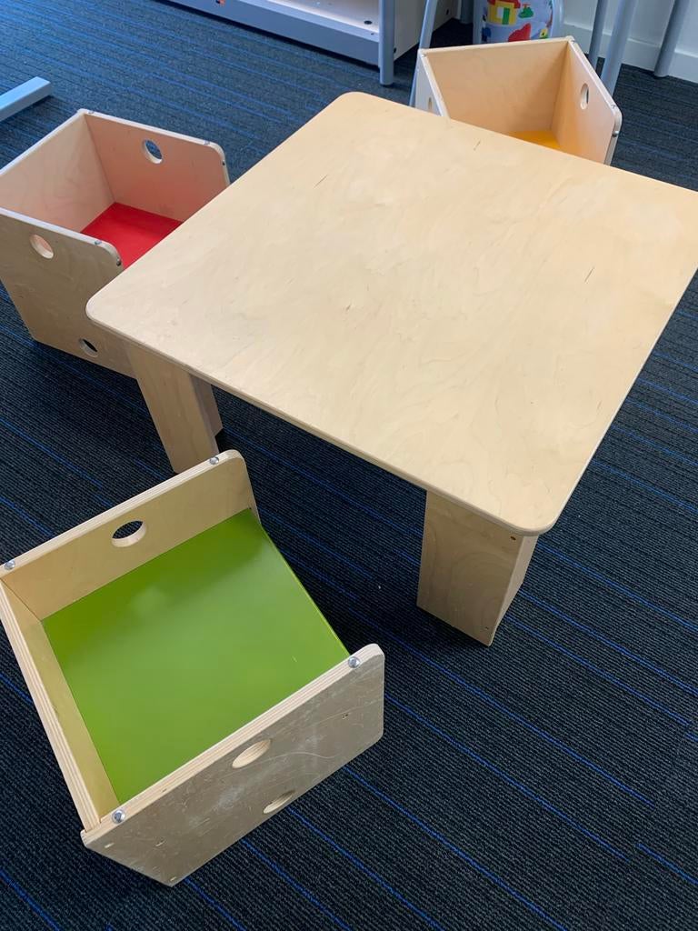 Kinder speeltafel met 3 stoeltjes - Hout, Kinderen en Baby's, Kinderkamer | Tafels en Stoelen, Ophalen, Zo goed als nieuw, Tafel(s) en Stoel(en)