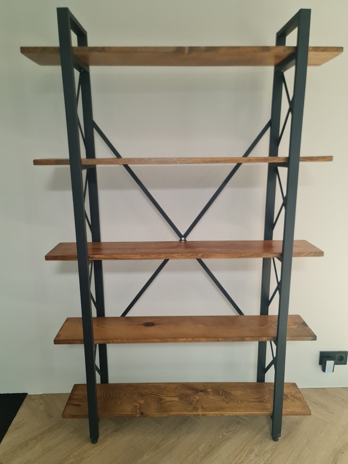 Industriële (boeken)kast met stalen frame en houten planken, Huis en Inrichting, Met plank(en), Gebruikt, 100 tot 150 cm, 25 tot 50 cm
