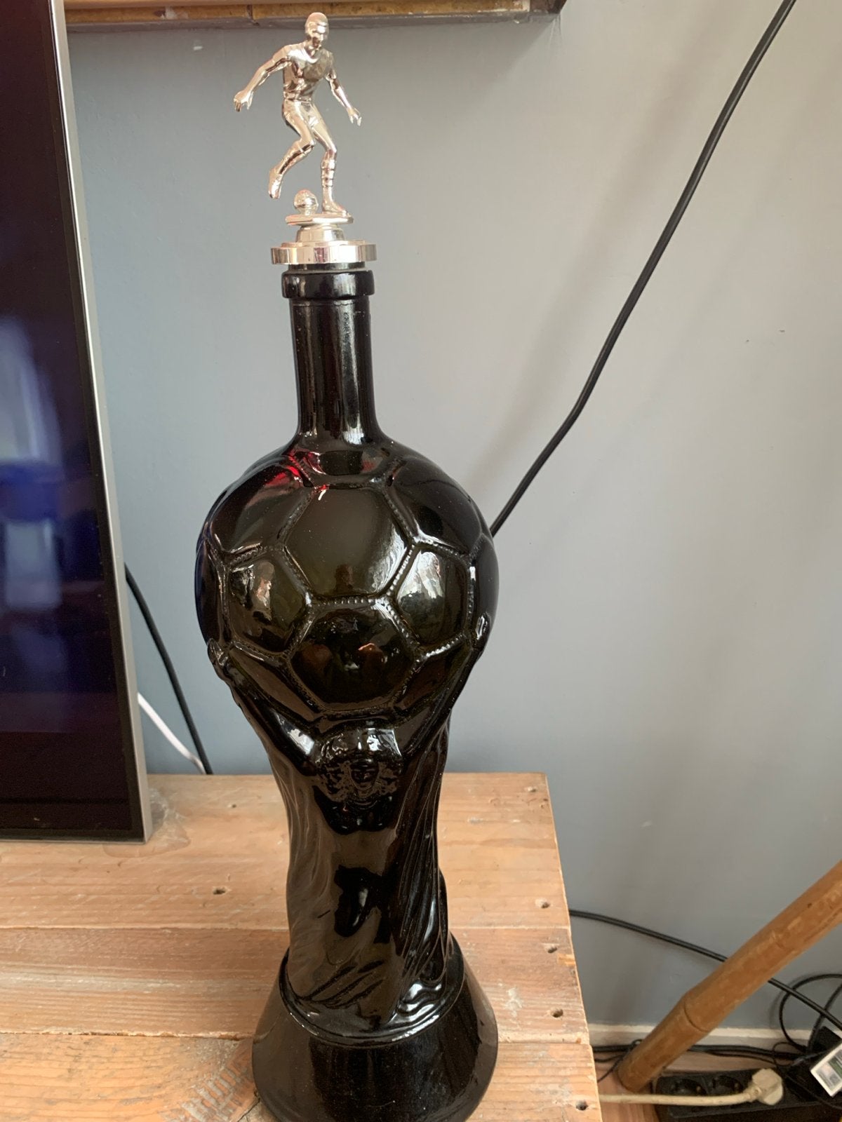 Voetbal Trofee Fles met Speler Beeldje, Ophalen, Zo goed als nieuw, Overige sporten, Beeldje of Poppetje