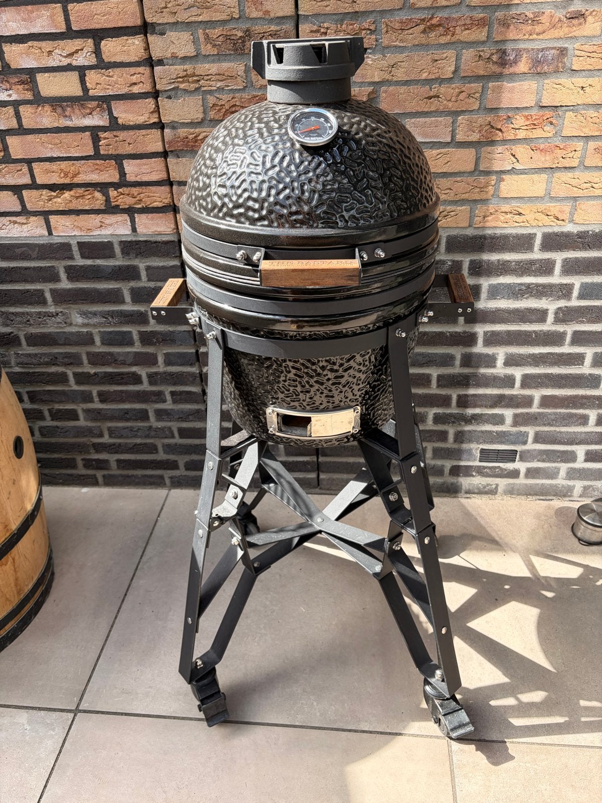 The Bastard Compact Kamado BBQ met onderstel en hoes, Tuin en Terras, Ophalen, Gebruikt, Met accessoires
