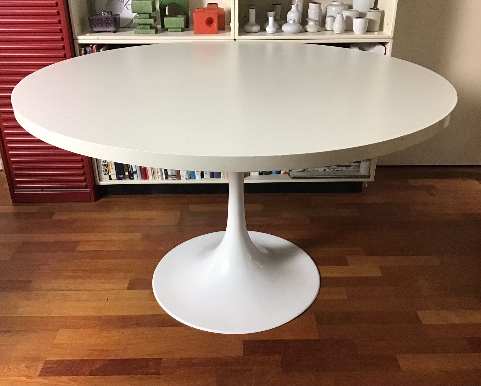 Pastoe ronde tafel, stalen trompet voet kunststof wit blad., Huis en Inrichting, Tafels | Eettafels, Ophalen, Kunststof, 50 tot 100 cm