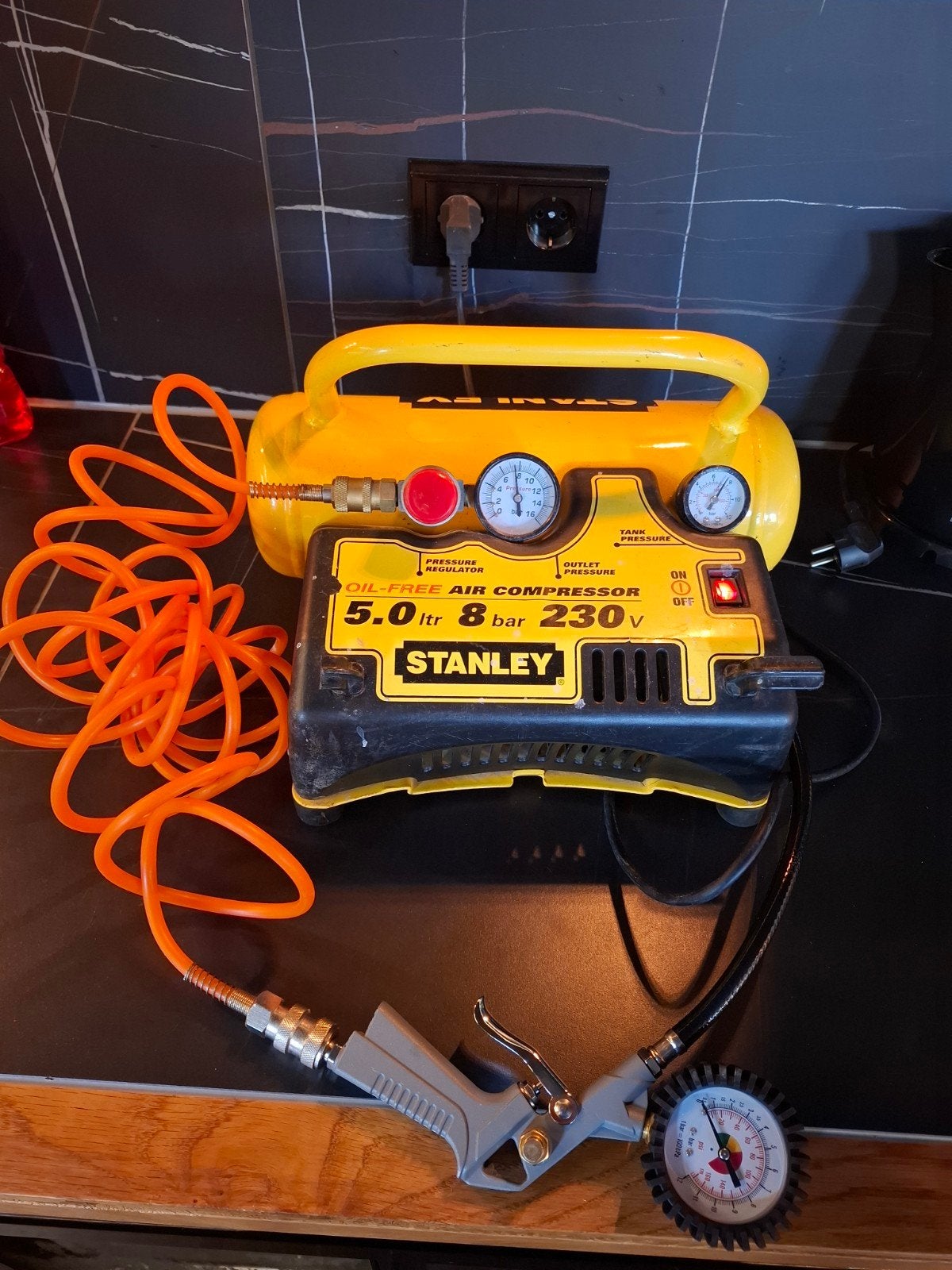 Stanley Olievrije Luchtcompressor 5L 8 bar, Doe-het-zelf en Verbouw, Ophalen, Gebruikt, 6 tot 10 bar, Minder dan 200 liter/min