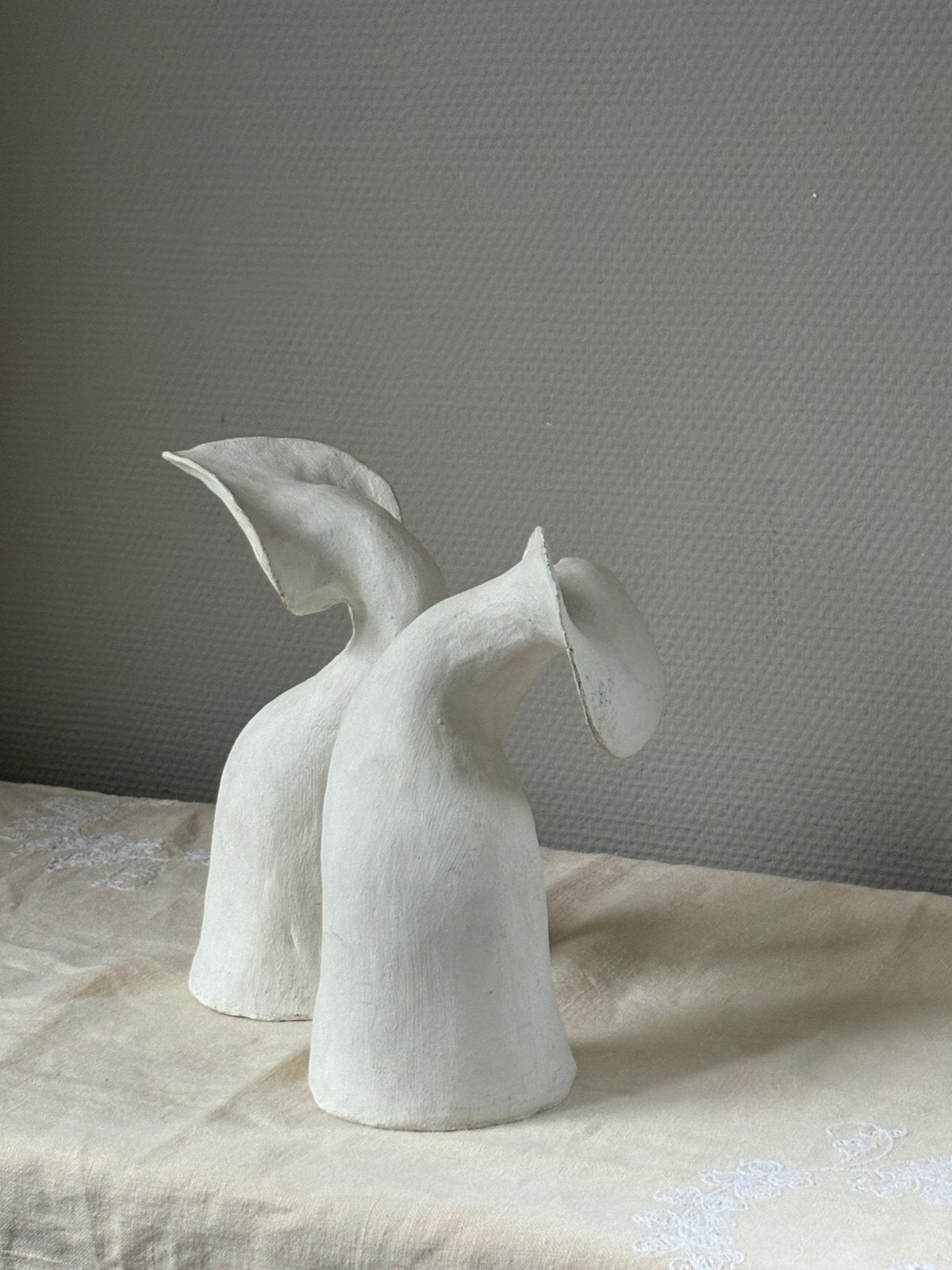 Vintage wit chamotte ‘lelie’ sculpturen |, Ophalen of Verzenden, Zo goed als nieuw, Overige typen
