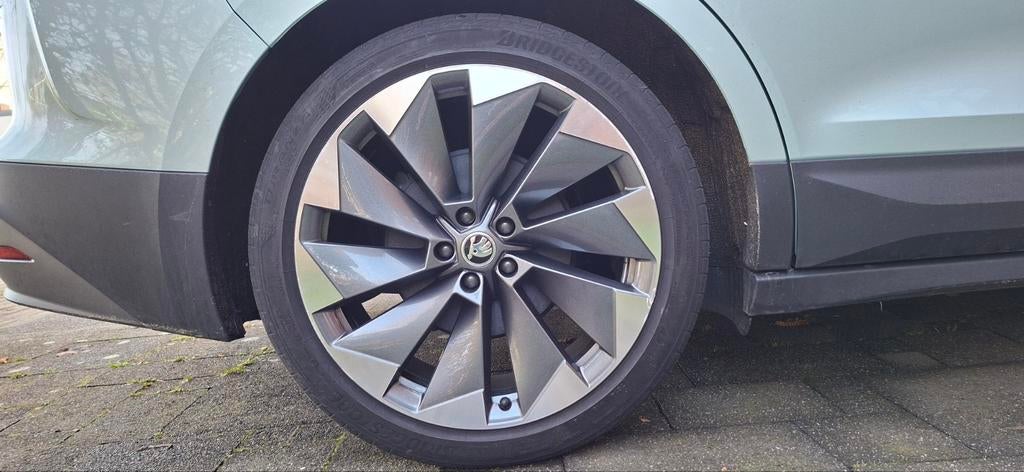 Skoda Enyaq 21 inch originele velgen + banden (235/45 R21), 235 mm, Band(en), Zomerbanden, 21 inch