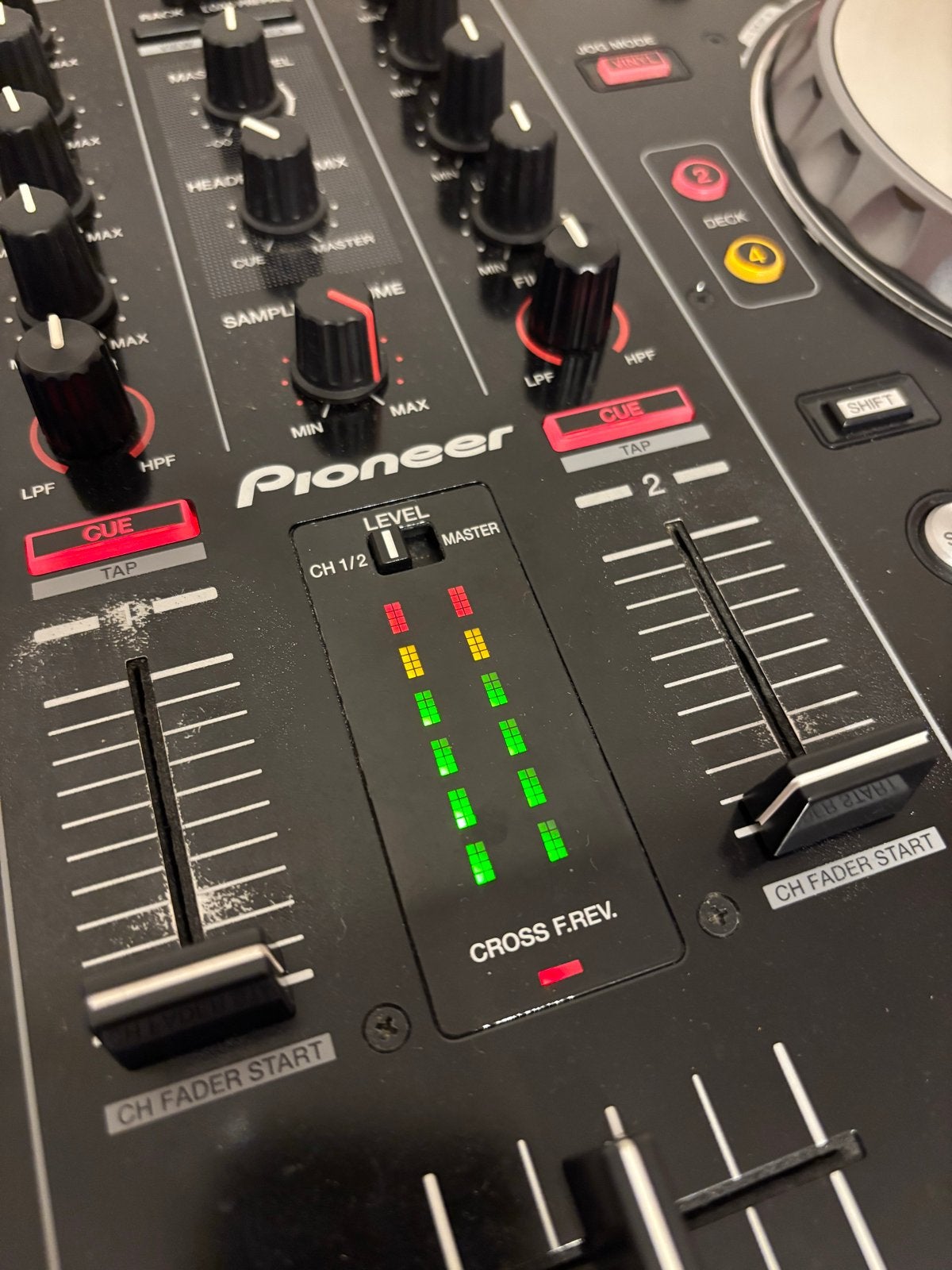 Foto 6 van Pioneer DDJ-SR DJ Controller (evt met complete set-up)