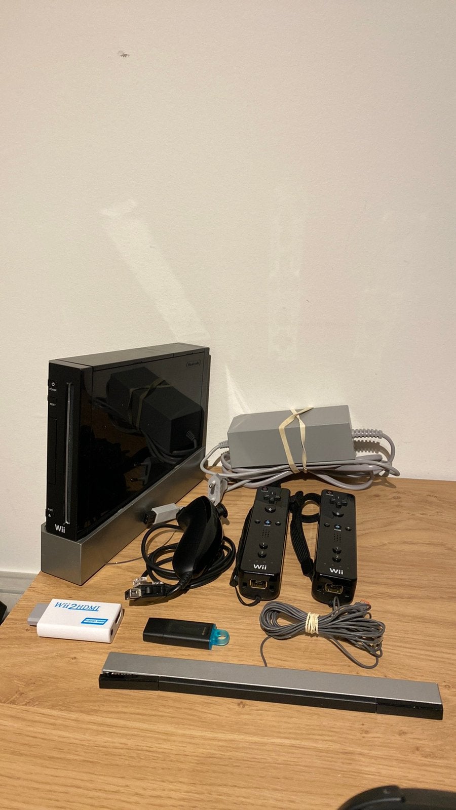 Leuke zwarte wii met 2 controllers en 25 spellen, Ophalen of Verzenden, Zo goed als nieuw, Met 2 controllers, Met games
