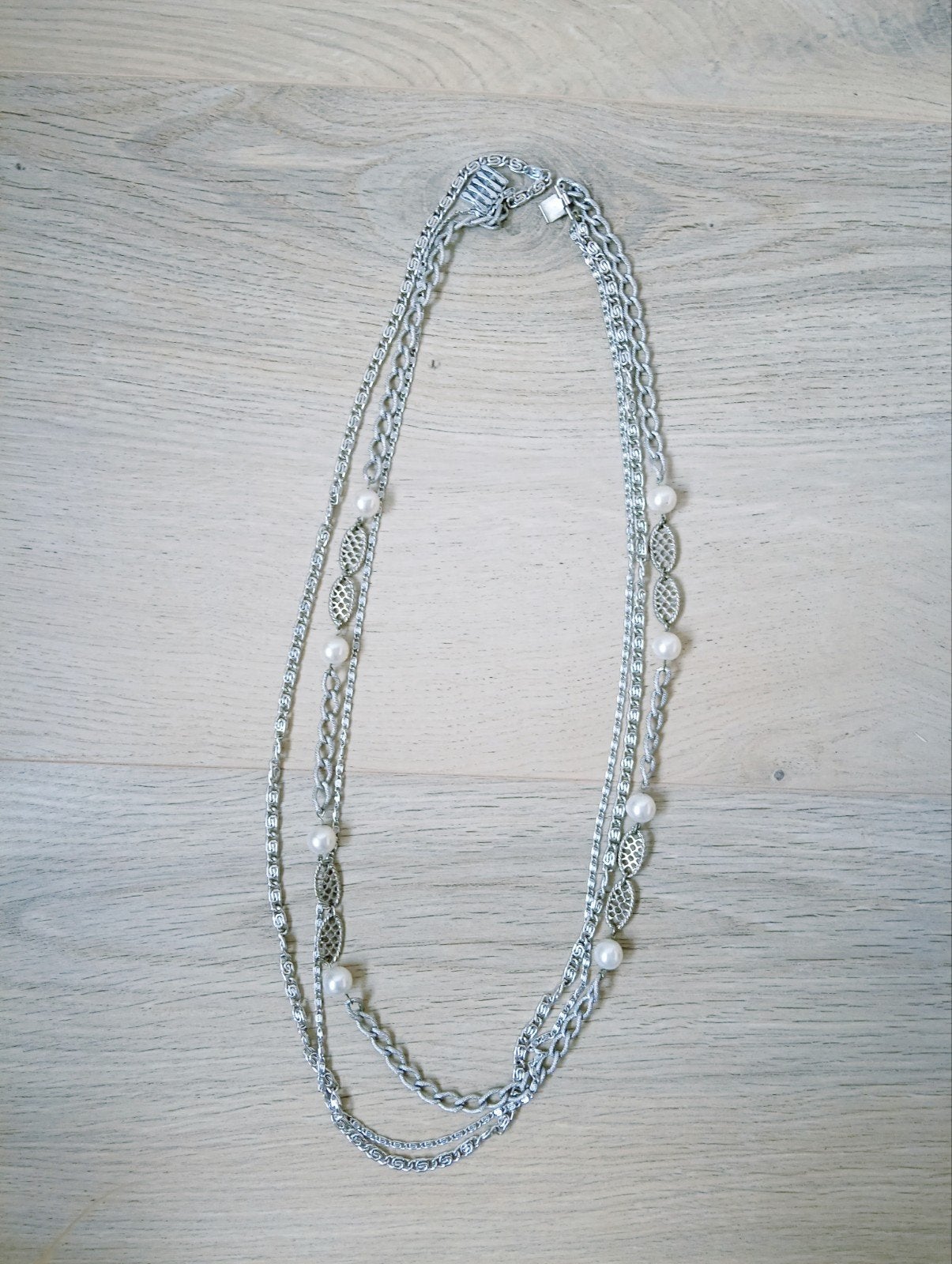 Zilverkleurige ketting met parels en strass, Overige materialen, Gebruikt, Ophalen of Verzenden, Zilver