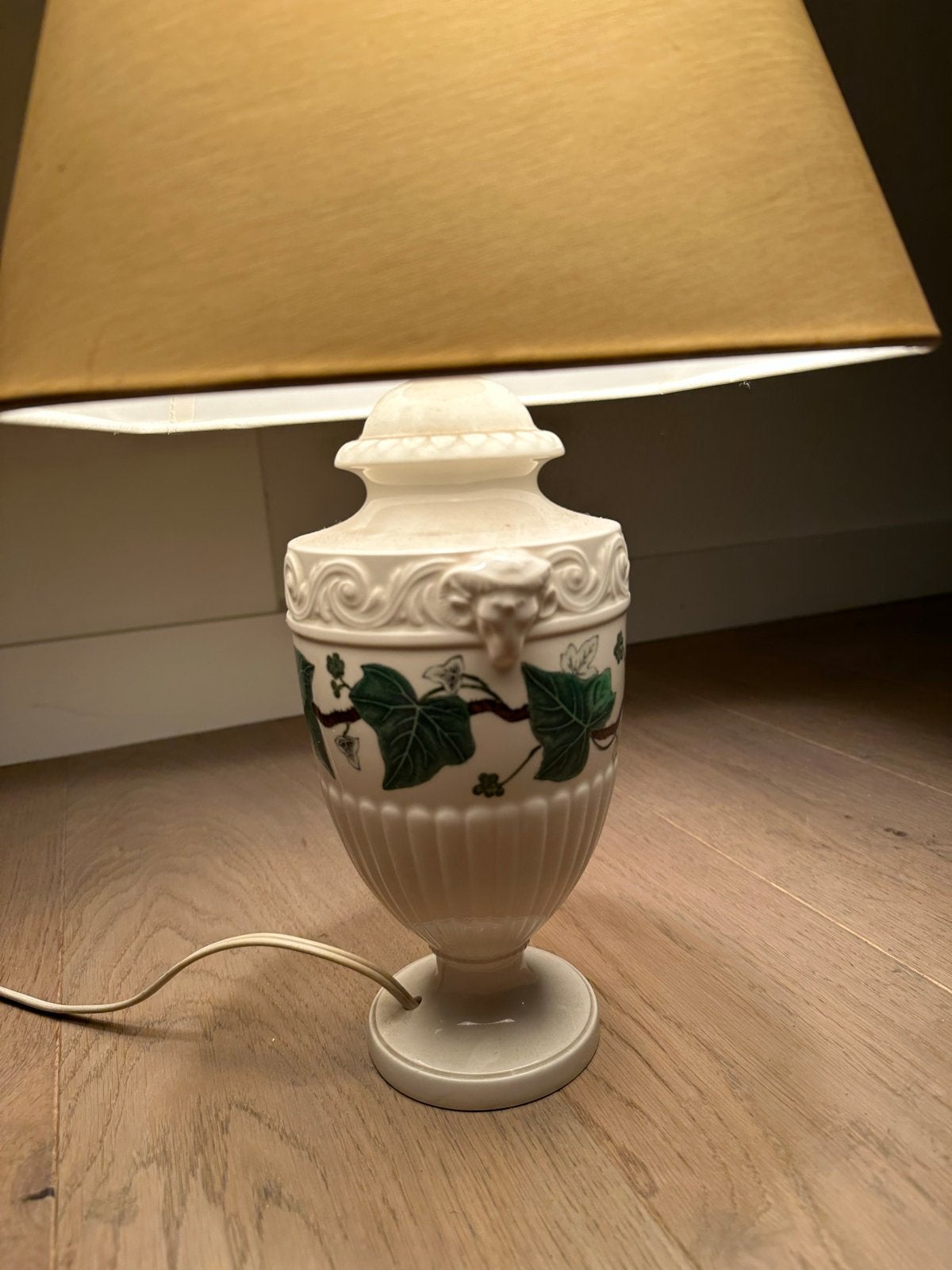 Wedgwood Etruria Barlaston Tafellamp met Klimopdecor, Ophalen