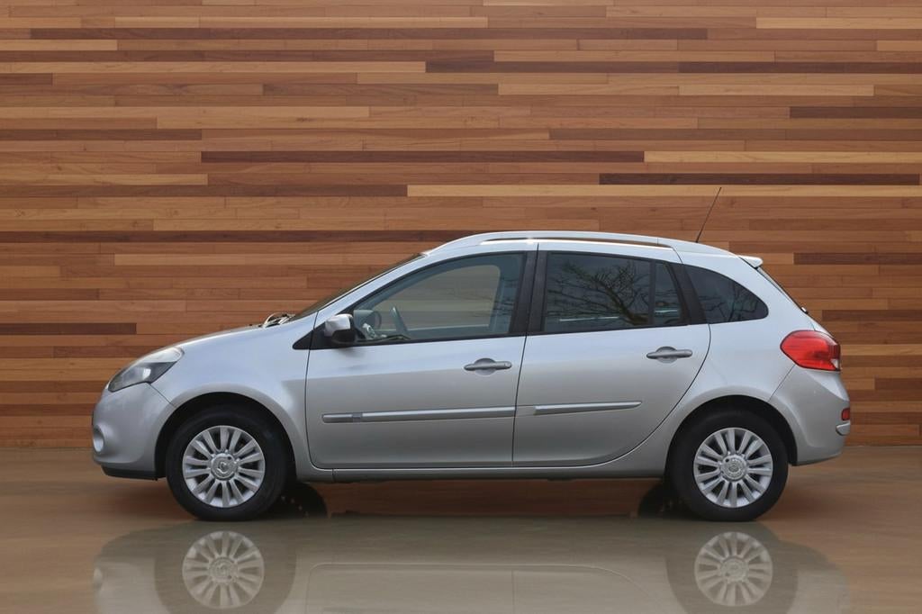 Renault Clio Estate 1.2-16V Collection (bj 2011), Auto's, Voorwielaandrijving, Euro 5, Gebruikt, Zwart