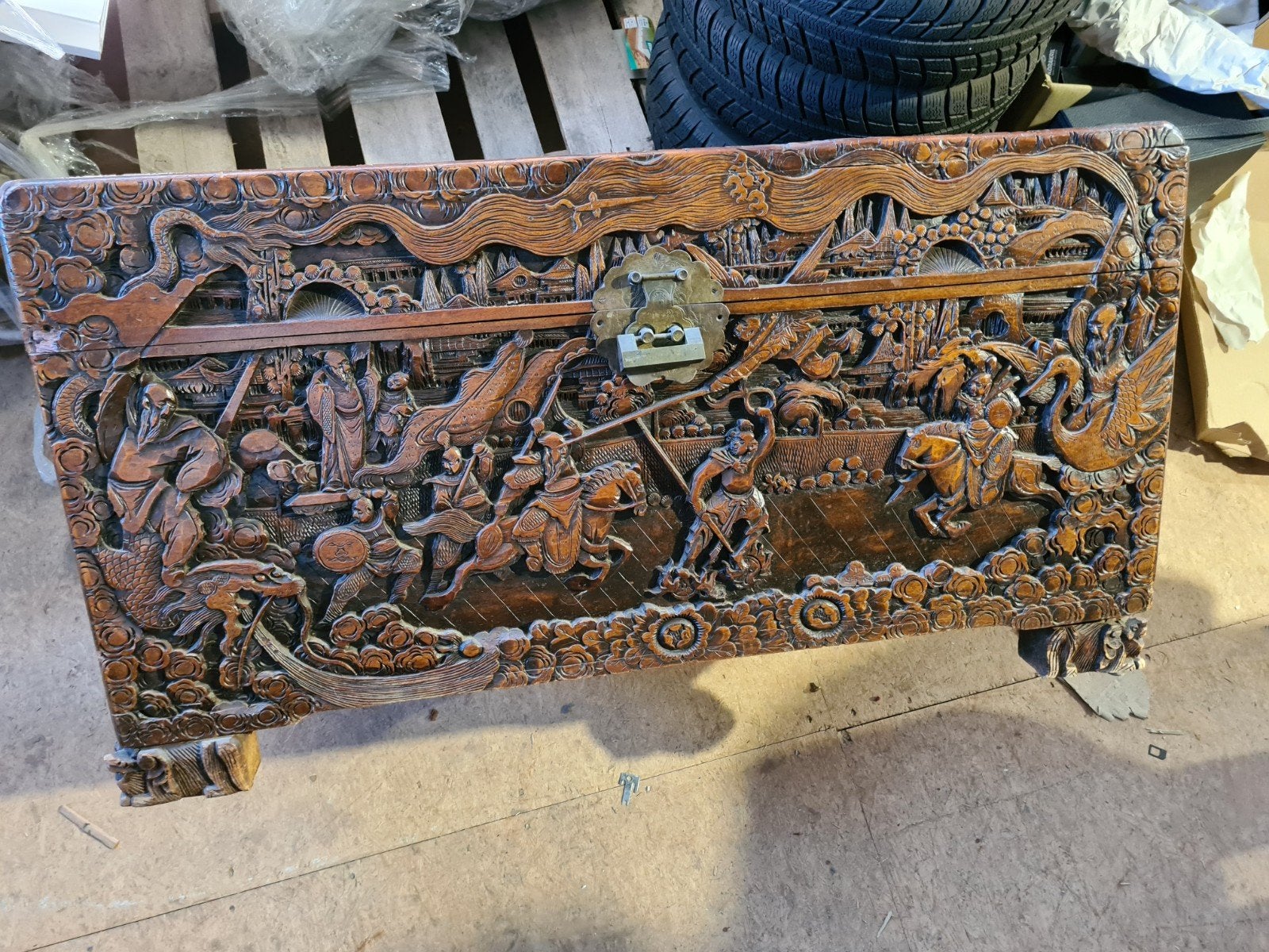 Antieke Javaanse dekenkist met gedetailleerd handsnijwerk, Antiek en Kunst, Ophalen of Verzenden