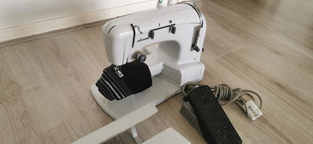 Naaimachine adlerette compleet, Hobby en Vrije tijd, Naaimachines en Toebehoren, Zo goed als nieuw, Naaimachine, Overige merken