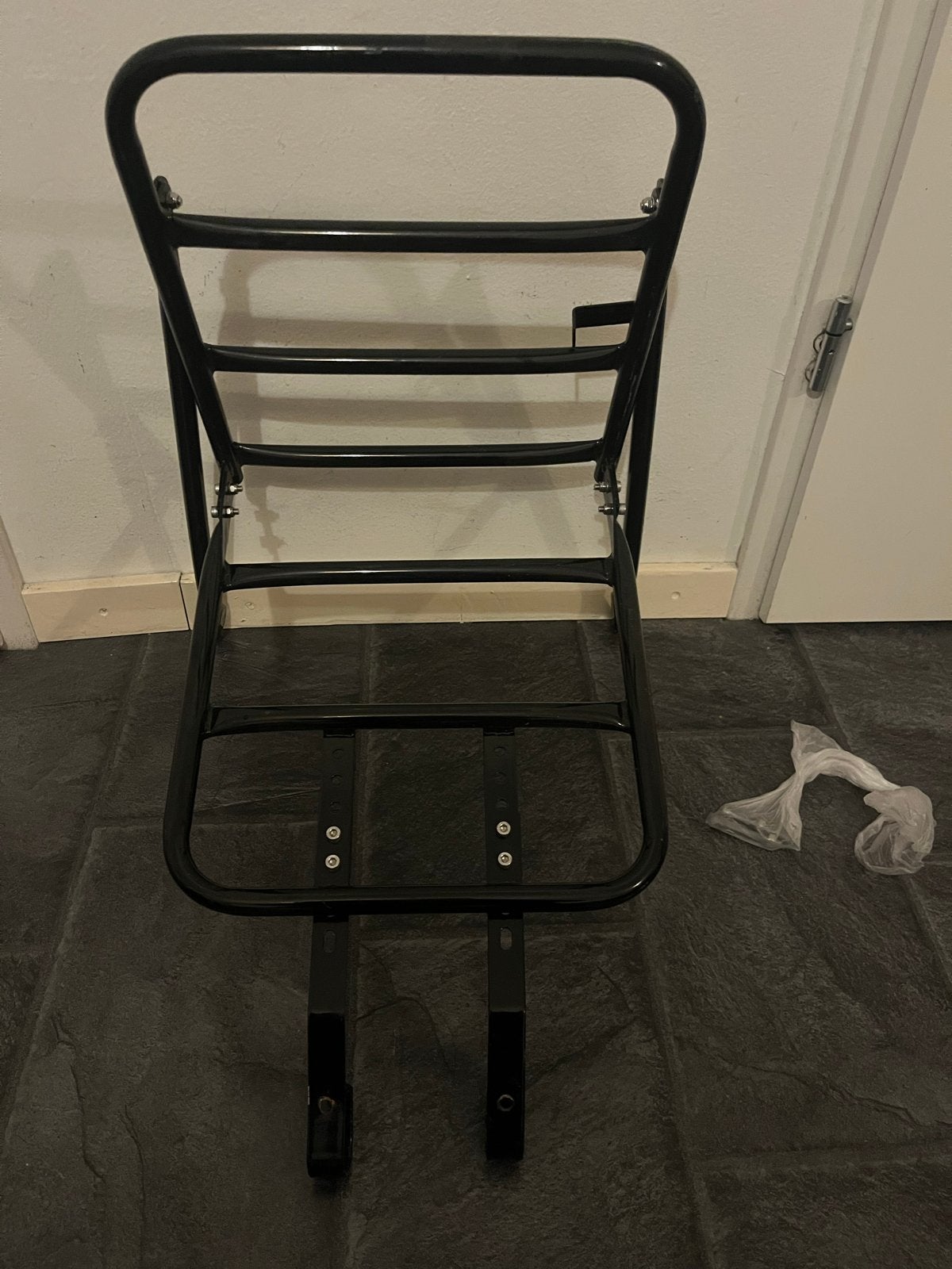 Stevige zwarte fietsendrager voor voorop de fiets, Ophalen, Gebruikt