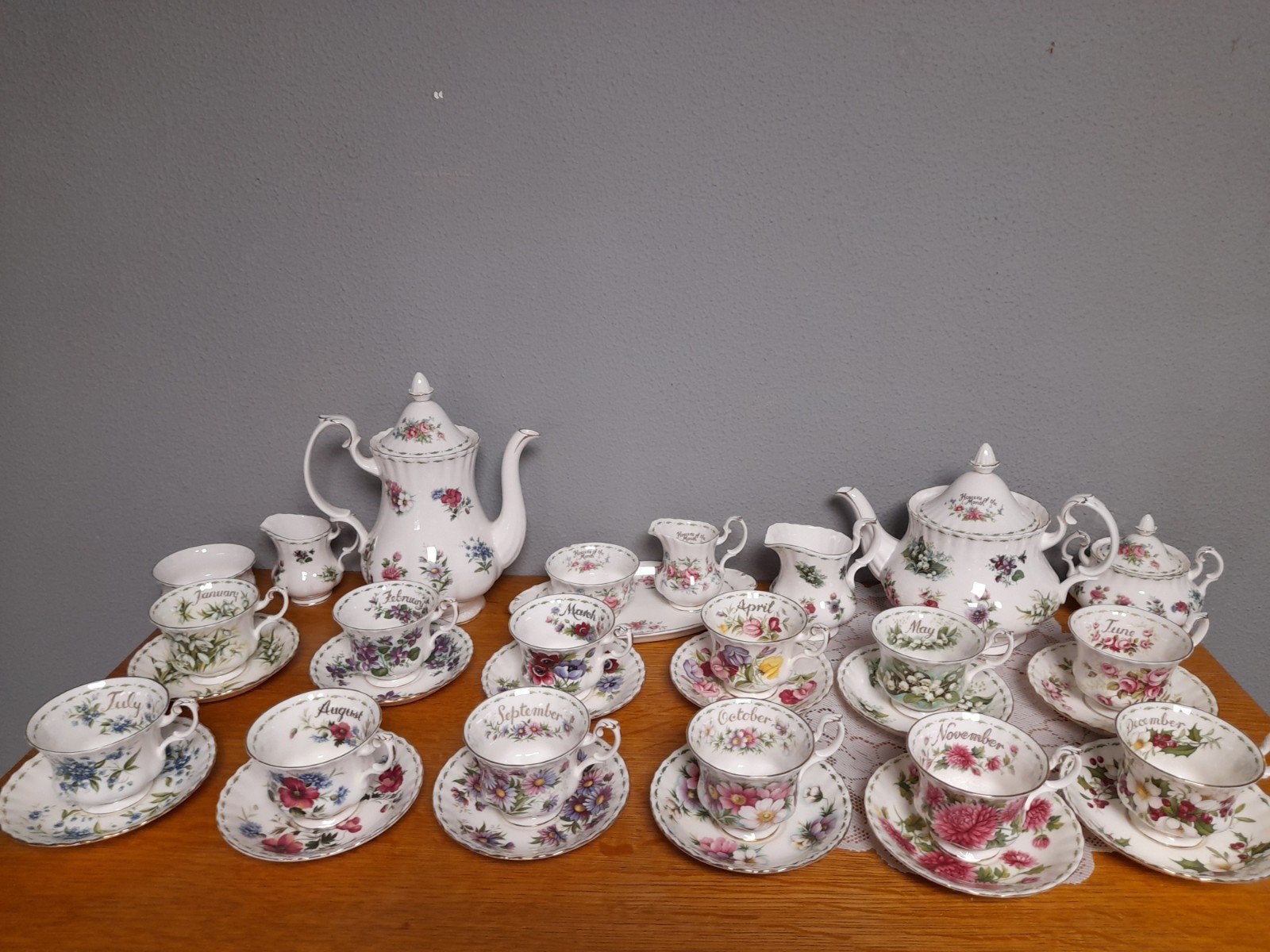 veel royal albert servies flowers of the month  los t.k, Antiek en Kunst, Ophalen of Verzenden