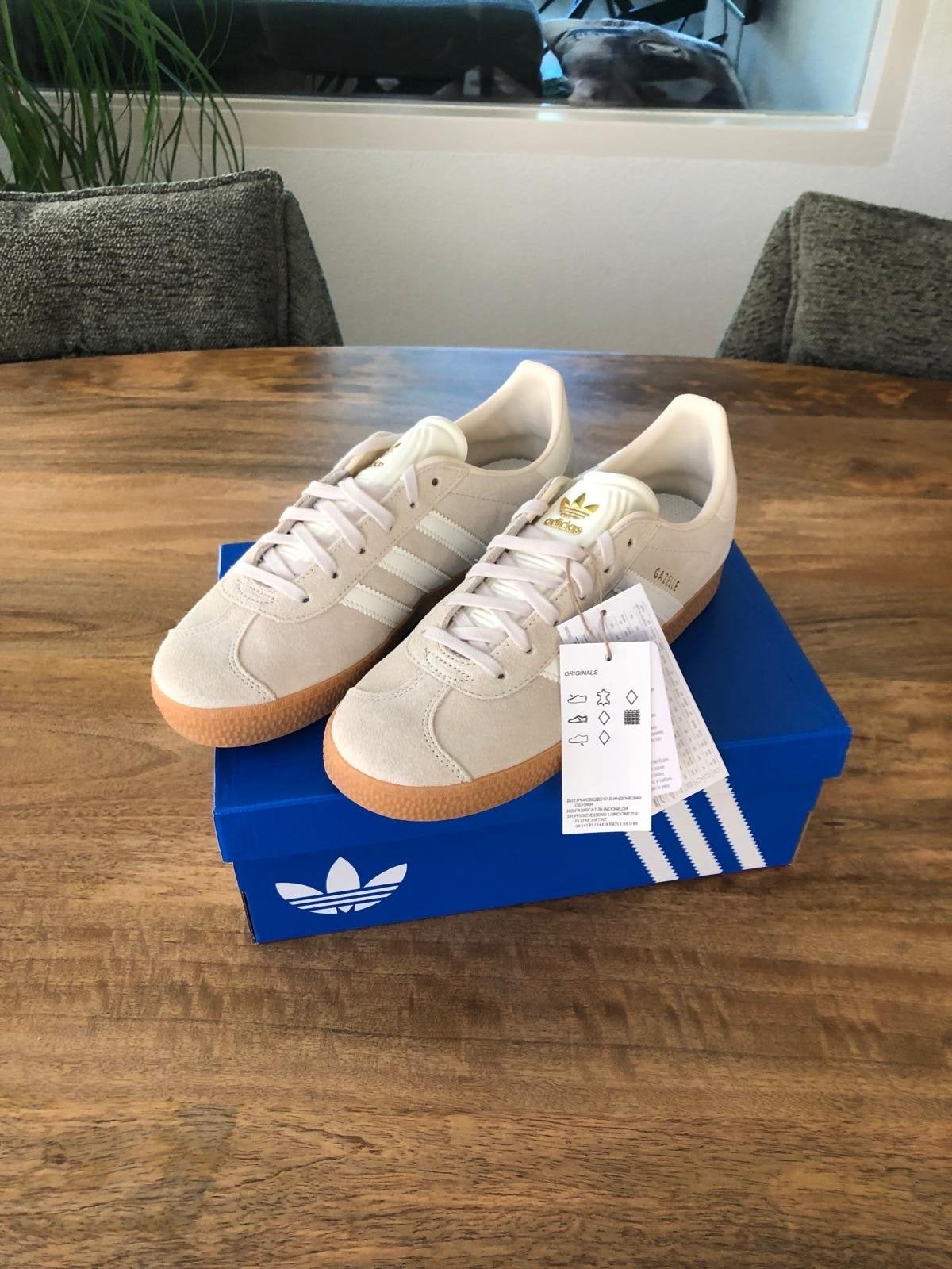 Adidas Gazelle J sneakers maat 37 1/3 - Nieuw in doos, Ophalen of Verzenden, Nieuw, Beige, Sneakers of Gympen