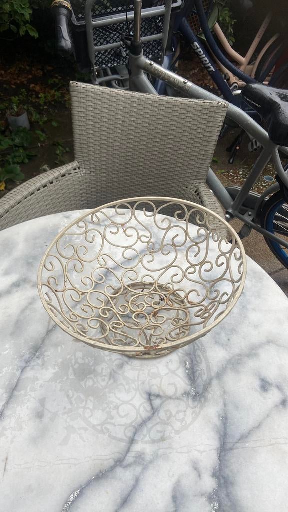 Smeedijzeren mand brocante brocant grote schaal fruitschaal, Ophalen, Zo goed als nieuw, Rond