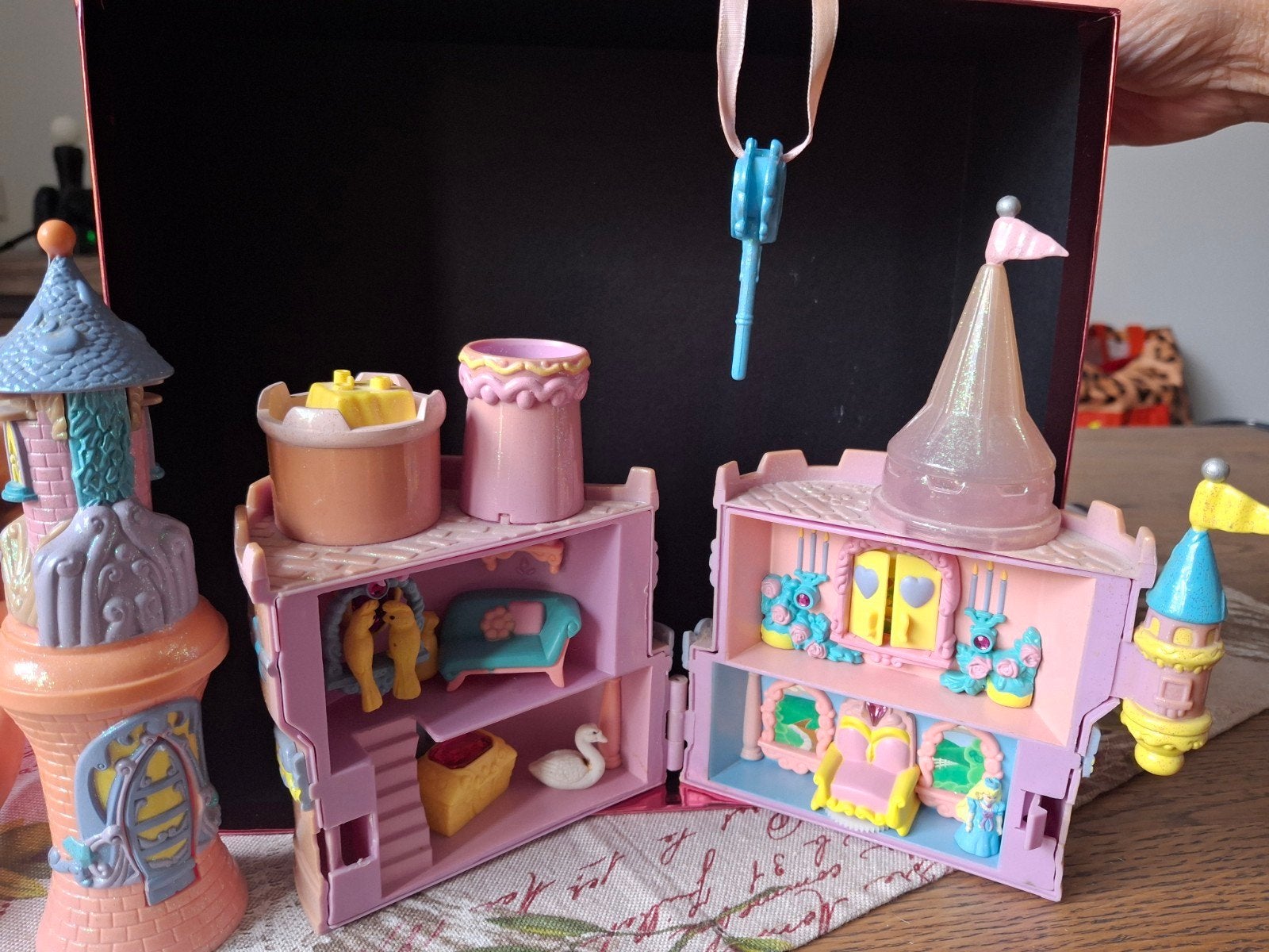 Polly Pocket Kasteel - Slot werkt, sleutel aanwezig, Ophalen of Verzenden, Gebruikt, Poppenhuis